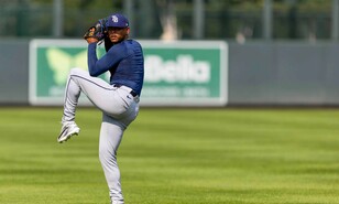 Tampa Bay se aferra a Freddy Peralta para evitar rozar el abismo en la Serie Mundial