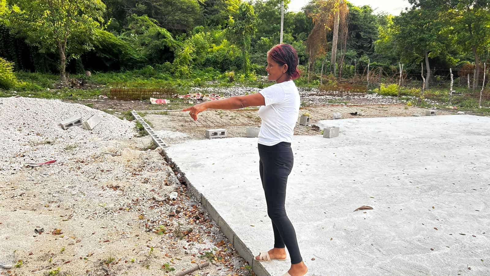 Yajaira Féliz muestra el lugar en que su hermano perdió la vida.