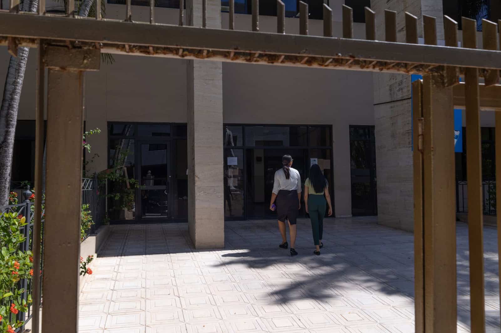 De vez en cuando se ven personas entrar y salir del edificio.