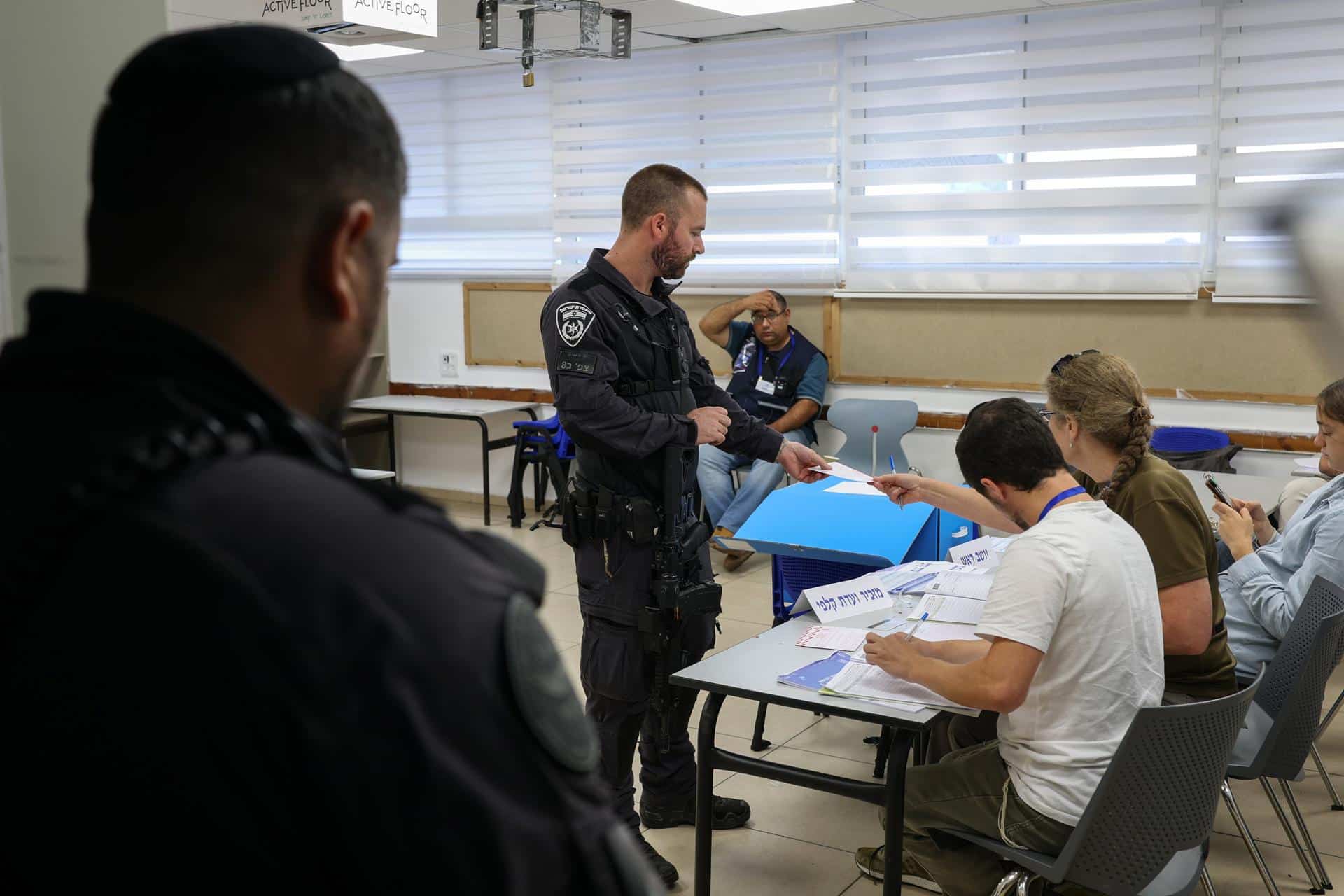 Un polic&iacute;a israel&iacute; deposita su voto en las elecciones legislativas para elegir la 26.&ordf; Kn&eacute;set, en la ciudad de Ra&acute;anana, cerca de Tel Aviv, Israel, el 27 de octubre de 2026. 