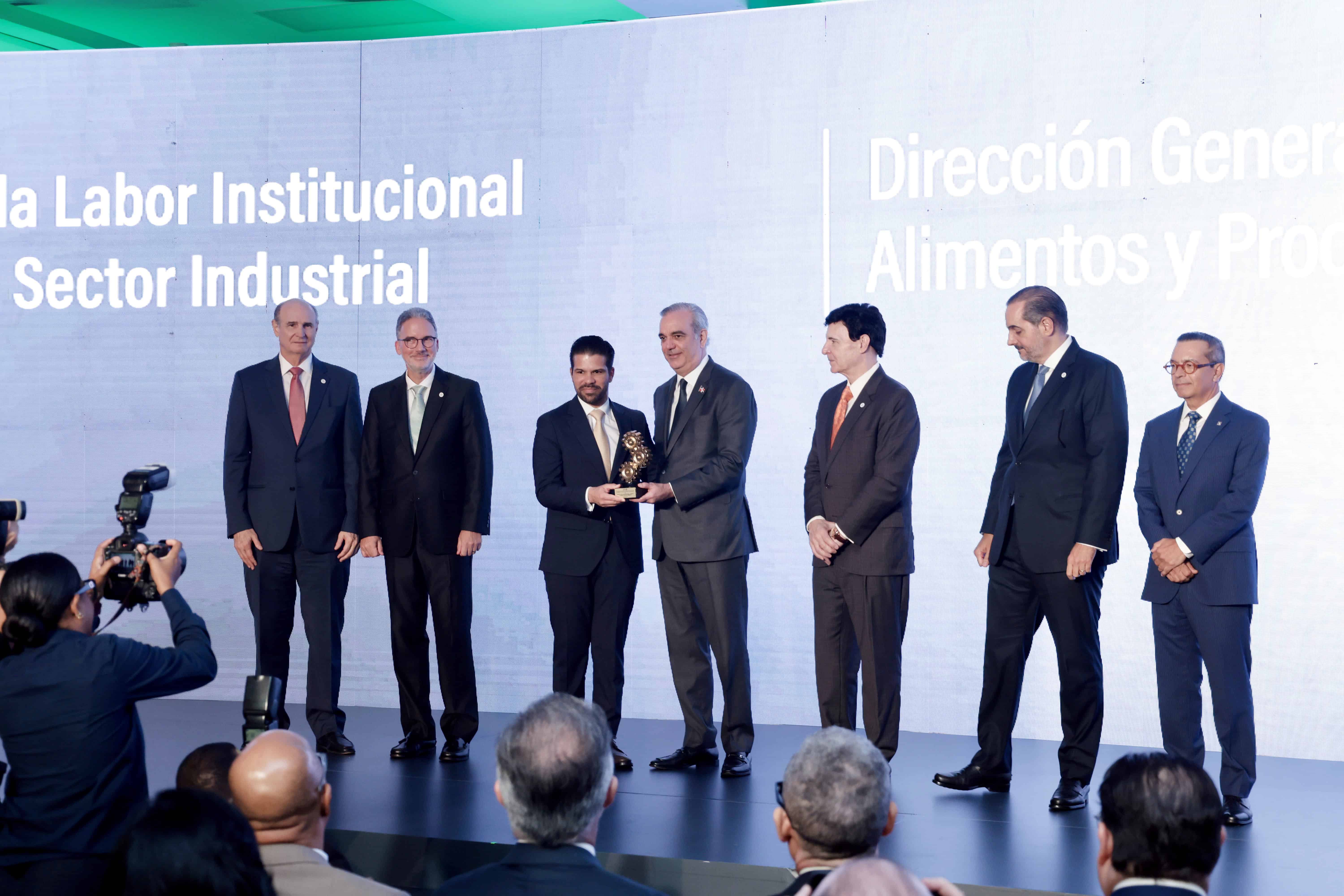 El director de la Digemaps, Marcos Balager (tercero de izquierda a derecha) recibe el galardón de manos del presidente de la República Luis Abinader.