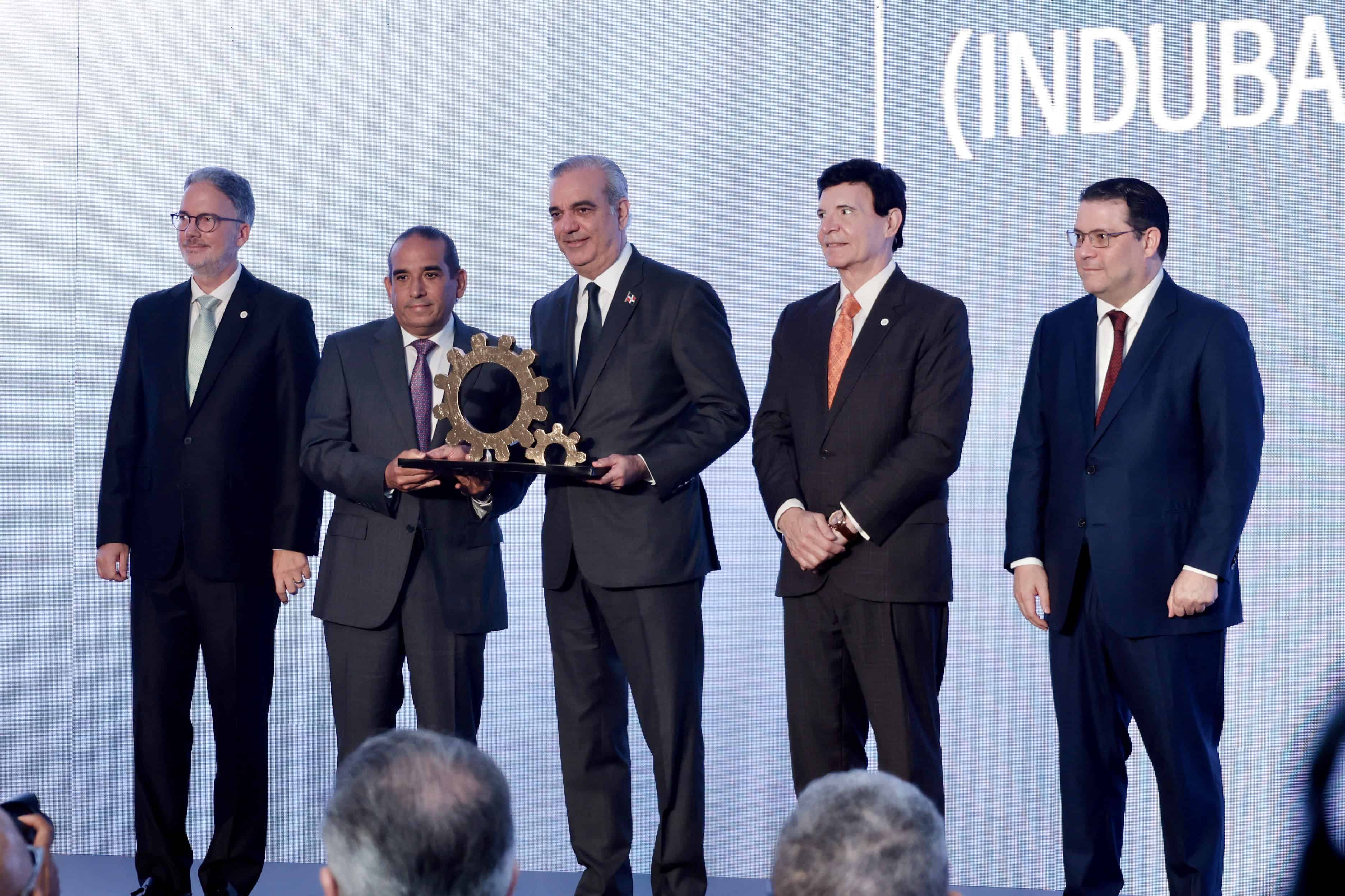 El presidente de Induban, Manuel Pozo Perelló (segundo de izquierda a derecha) recibe el galardón de manos del presidente Luis Abinader.
