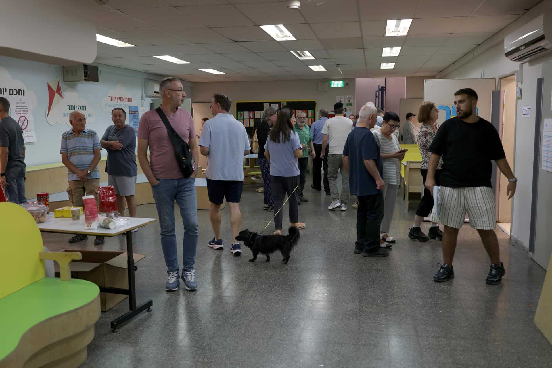 Ciudadanos israel&iacute;es esperan en fila para ejercer su derecho al voto en las elecciones legislativas, en la ciudad de Ra&acute;anana, cerca de Tel Aviv, Israel, el 27 de octubre de 2026.&nbsp;
