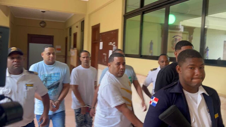Aplazan incidentado juicio preliminar contra siete procesados por muerte de chofer en Santiago