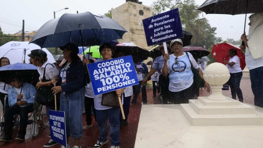Bioanalistas desafían fuerte lluvia para exigir mejores salarios y pensiones dignas Bioanalistas desafían fuerte lluvia para exigir mejores salarios y pensiones dignas