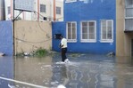 Lluvias provocan inundaciones urbanas y taponamientos en el Gran Santo Domingo Lluvias provocan inundaciones urbanas y taponamientos en el Gran Santo Domingo