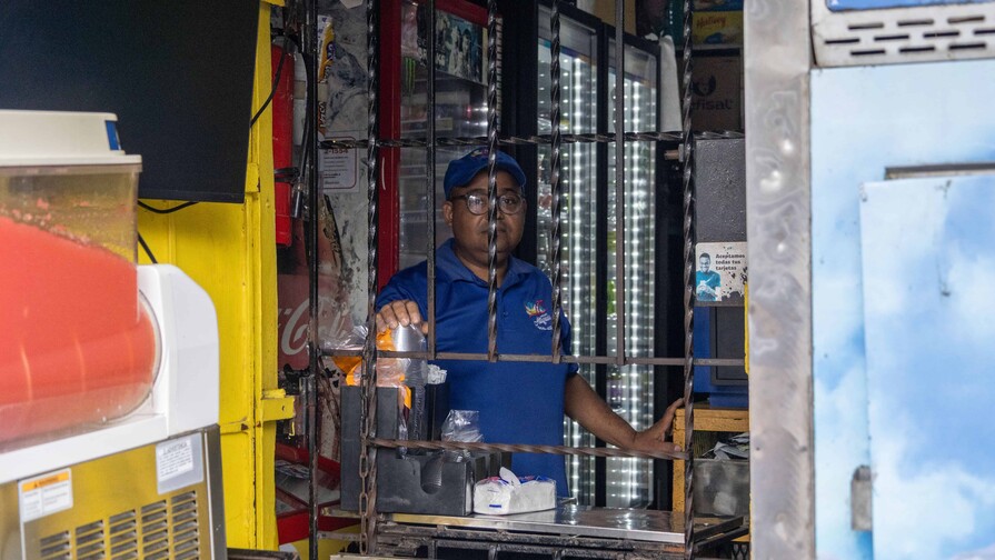 Negocios se resguardan tras rejas y c&aacute;maras por temor a la delincuencia