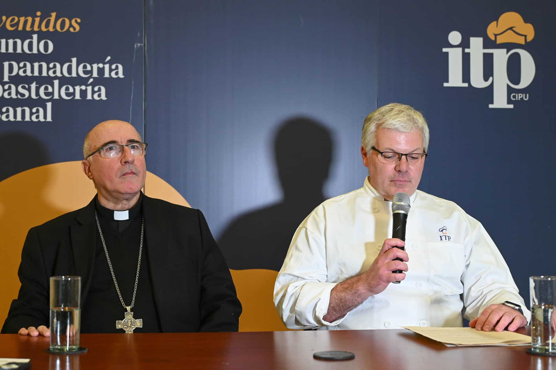 El presidente del Centro de Industriales Panaderos del Uruguay (CIPU), Fernando Jaime (d), fue captado este 26 de octubre, durante una rueda junto al arzobispo de Montevideo, Cardenal Daniel Sturla, en Montevideo (Uruguay).&nbsp;<br>