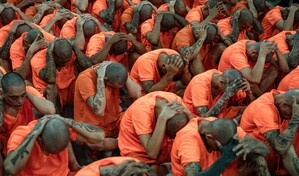 Rapados y con uniformes naranja, Costa Rica comienza el traslado de presos a su megac&aacute;rcel