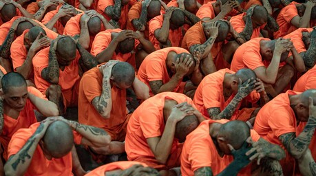 Rapados y con uniformes naranja, Costa Rica comienza el traslado de presos a su megac&aacute;rcel