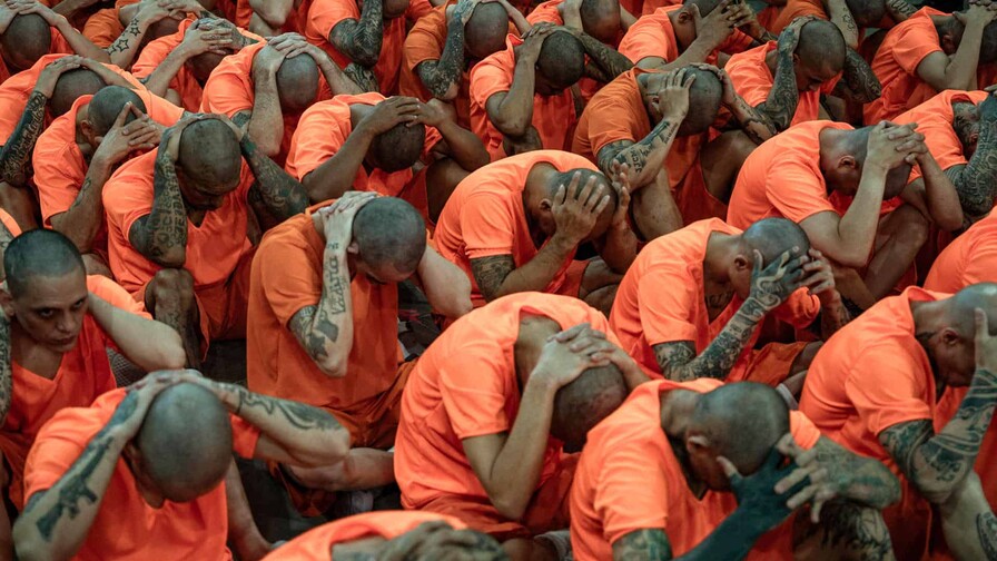 Rapados y con uniformes naranja, Costa Rica comienza el traslado de presos a su megac&aacute;rcel