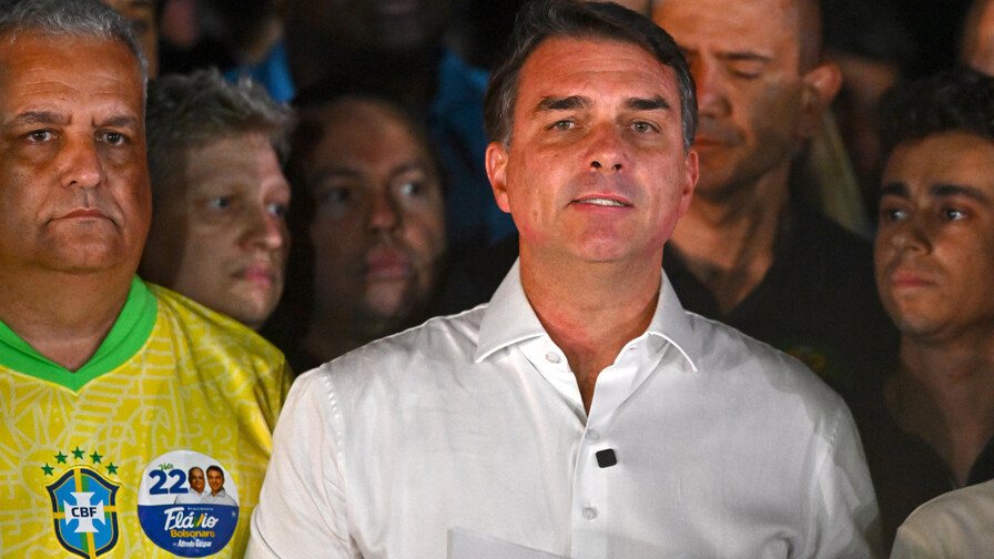 Fl&aacute;vio Bolsonaro huye a EE. UU. con su familia y Lula califica la salida de vergonzosa