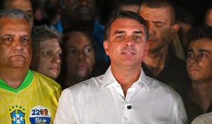 Fl&aacute;vio Bolsonaro se declara presidente electo de Brasil y luego da marcha atr&aacute;s