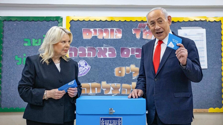 Netanyahu gana las elecciones pero el bloque opositor le supera en escaños, según sondeos Netanyahu gana las elecciones pero el bloque opositor le supera en escaños, según sondeos