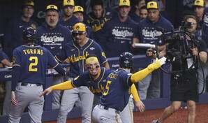 Cerveceros aplastan 10x1 a los Rays y acaricia su primer t&iacute;tulo de la Serie Mundial