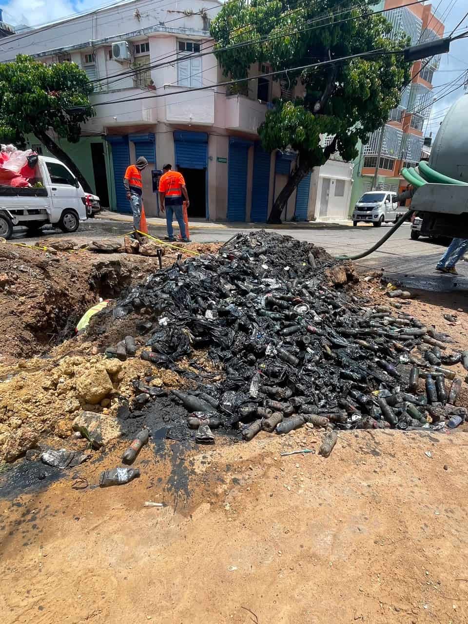 Botellas y fundas plásticas que obstruían el drenaje fluvial. 