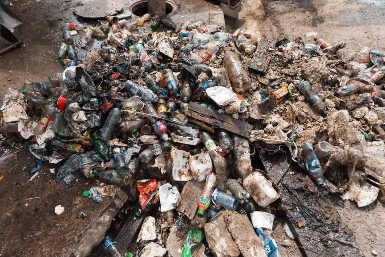 Botellas y fundas plásticas que obstruían el drenaje fluvial. 
