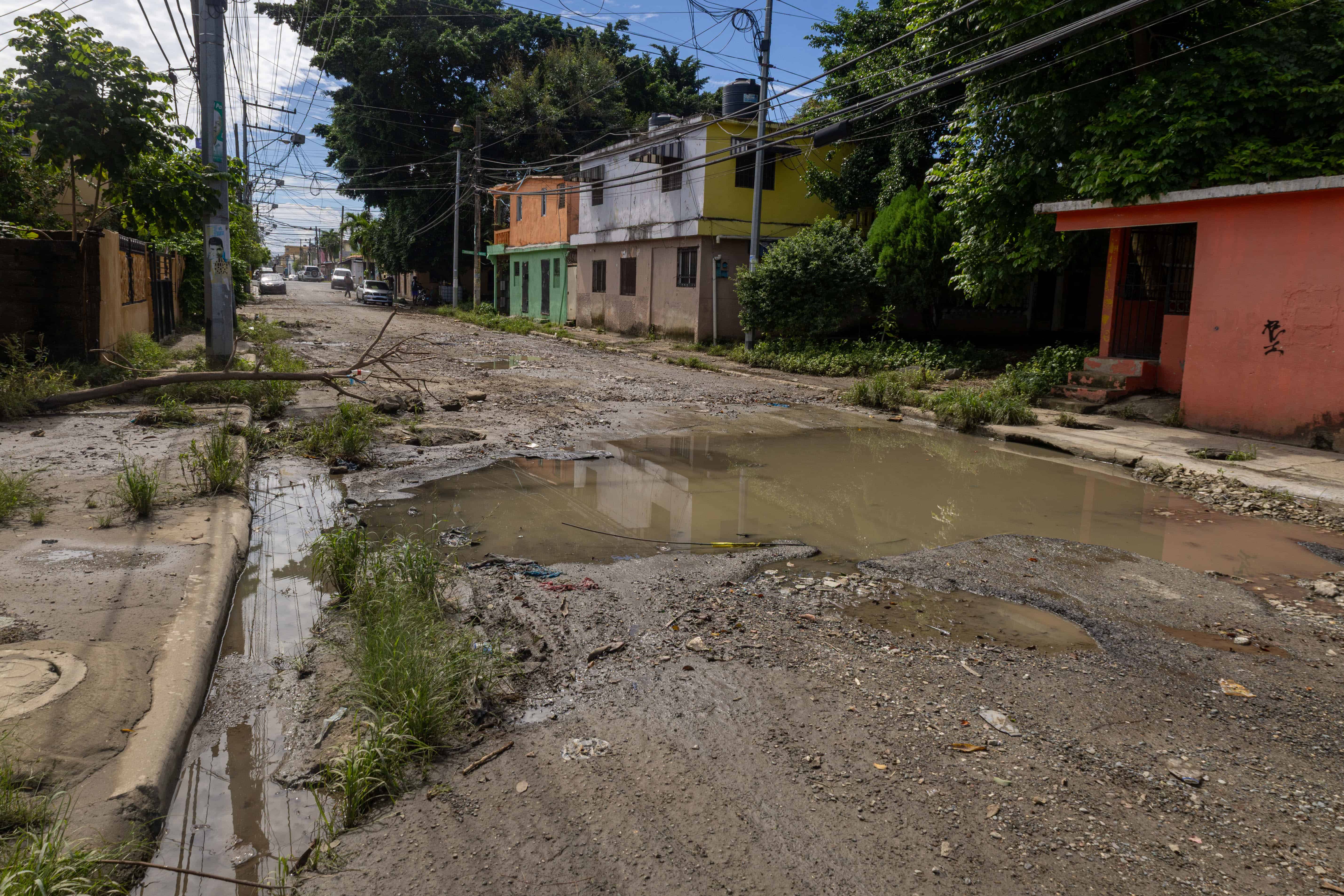 Calle Miguel Ballester del sector El Almirante,&nbsp; con hoyos y agua sucia acumulada.