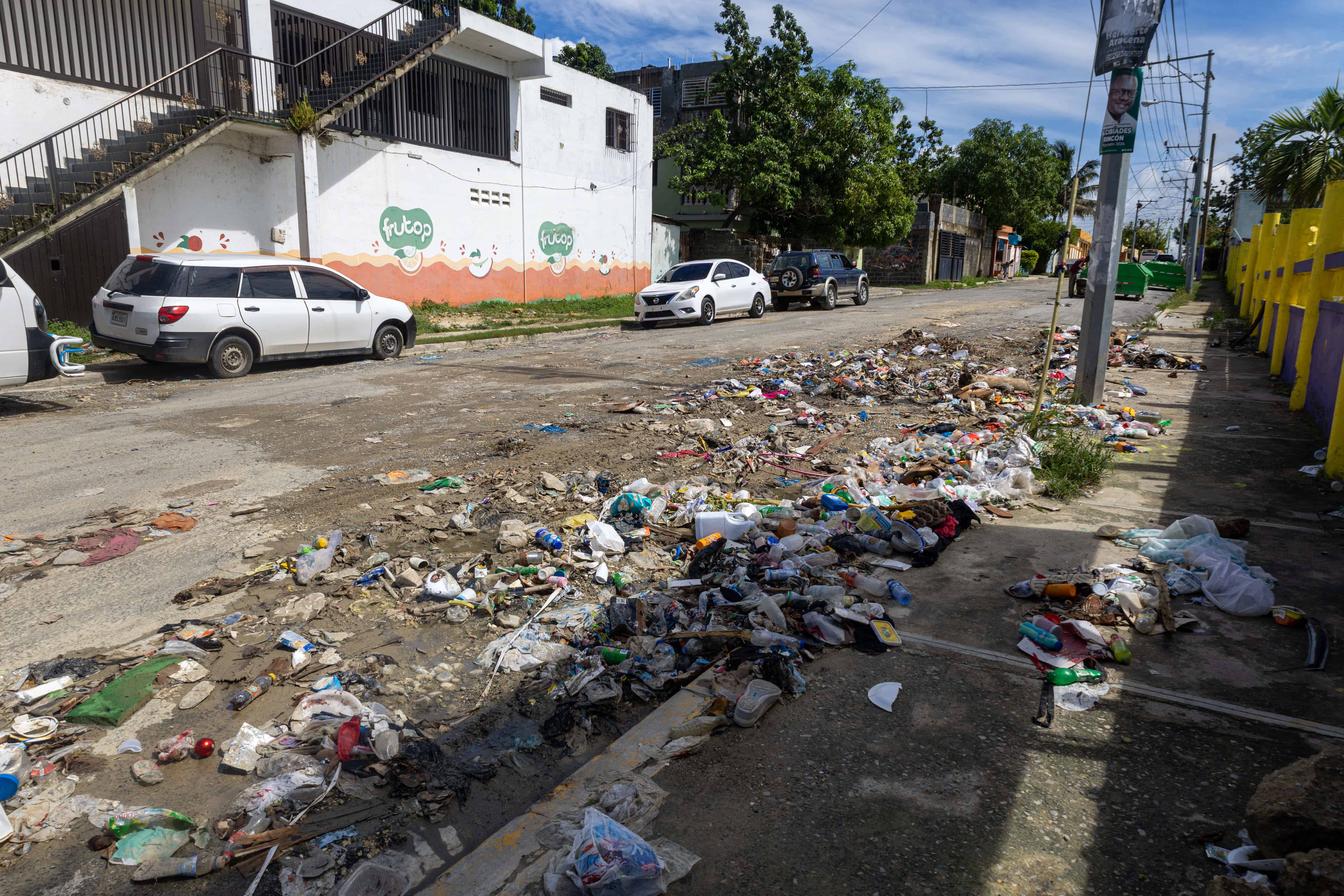 Restos de basura y distintos tipos de pl&aacute;sticos permanec&iacute;an esparcidos en un tramo de la calle Francisco Pe&ntilde;a G&oacute;mez, en San Luis.