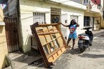 "Todav&iacute;a estoy limpiando": lluvias dejan viviendas afectadas y calles inundadas