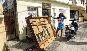 "Todav&iacute;a estoy limpiando": lluvias dejan viviendas afectadas y calles inundadas