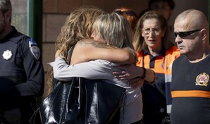 Accidente de tren en Espa&ntilde;a: solidaridad de los vecinos y desesperaci&oacute;n de los familiares