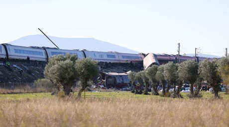 Al menos 46 muertos tras choque de dos trenes de alta velocidad en Espa&ntilde;a