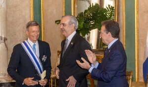 Roberto &Aacute;lvarez recibe Orden de Duarte, S&aacute;nchez y Mella por sus aportes al servicio exterior