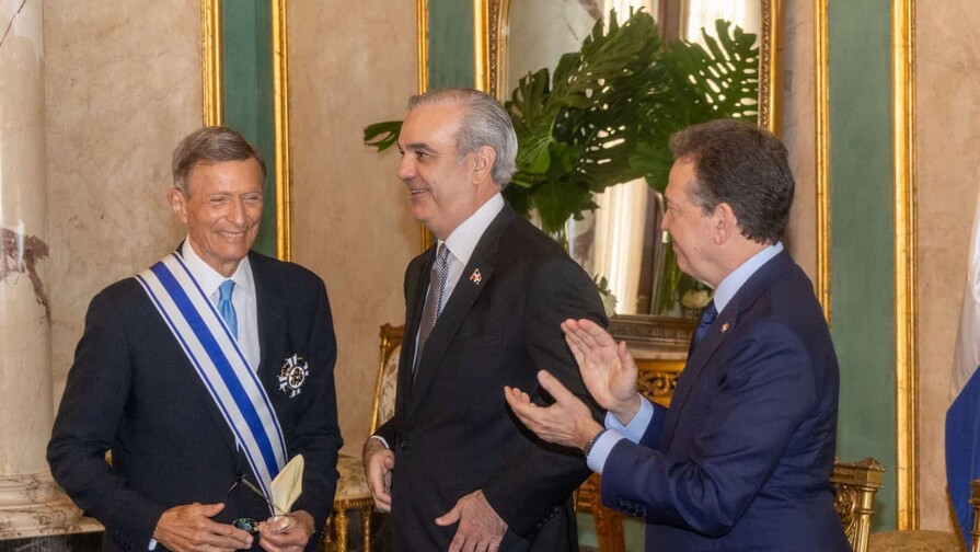 Roberto Álvarez recibe Orden de Duarte, Sánchez y Mella por sus aportes al servicio exterior Roberto Álvarez recibe Orden de Duarte, Sánchez y Mella por sus aportes al servicio exterior