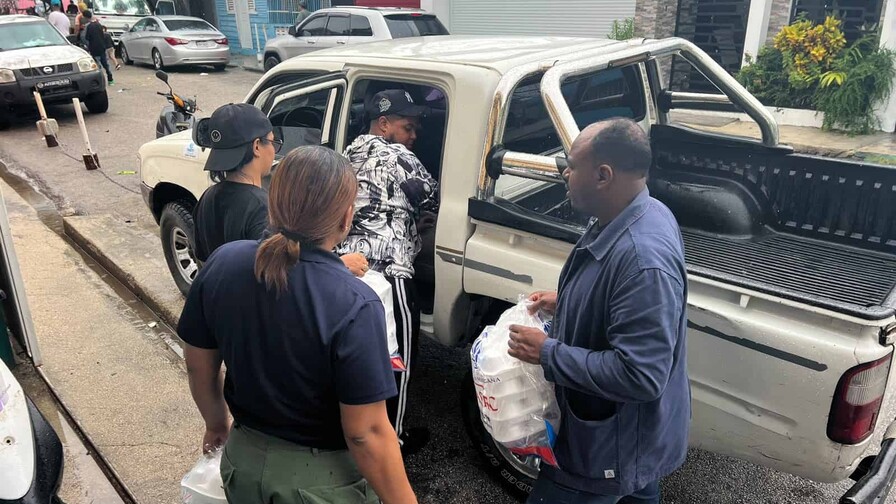 Dasac lleva alimentos a familias afectadas por las inundaciones en varias provincias Dasac lleva alimentos a familias afectadas por las inundaciones en varias provincias