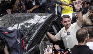 Fl&aacute;vio Bolsonaro hace breve parada en Ecuador tras huir de Brasil