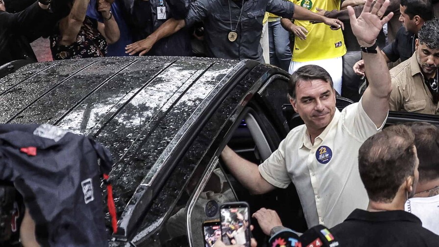 Flávio Bolsonaro hace breve parada en Ecuador tras huir de Brasil Flávio Bolsonaro hace breve parada en Ecuador tras huir de Brasil
