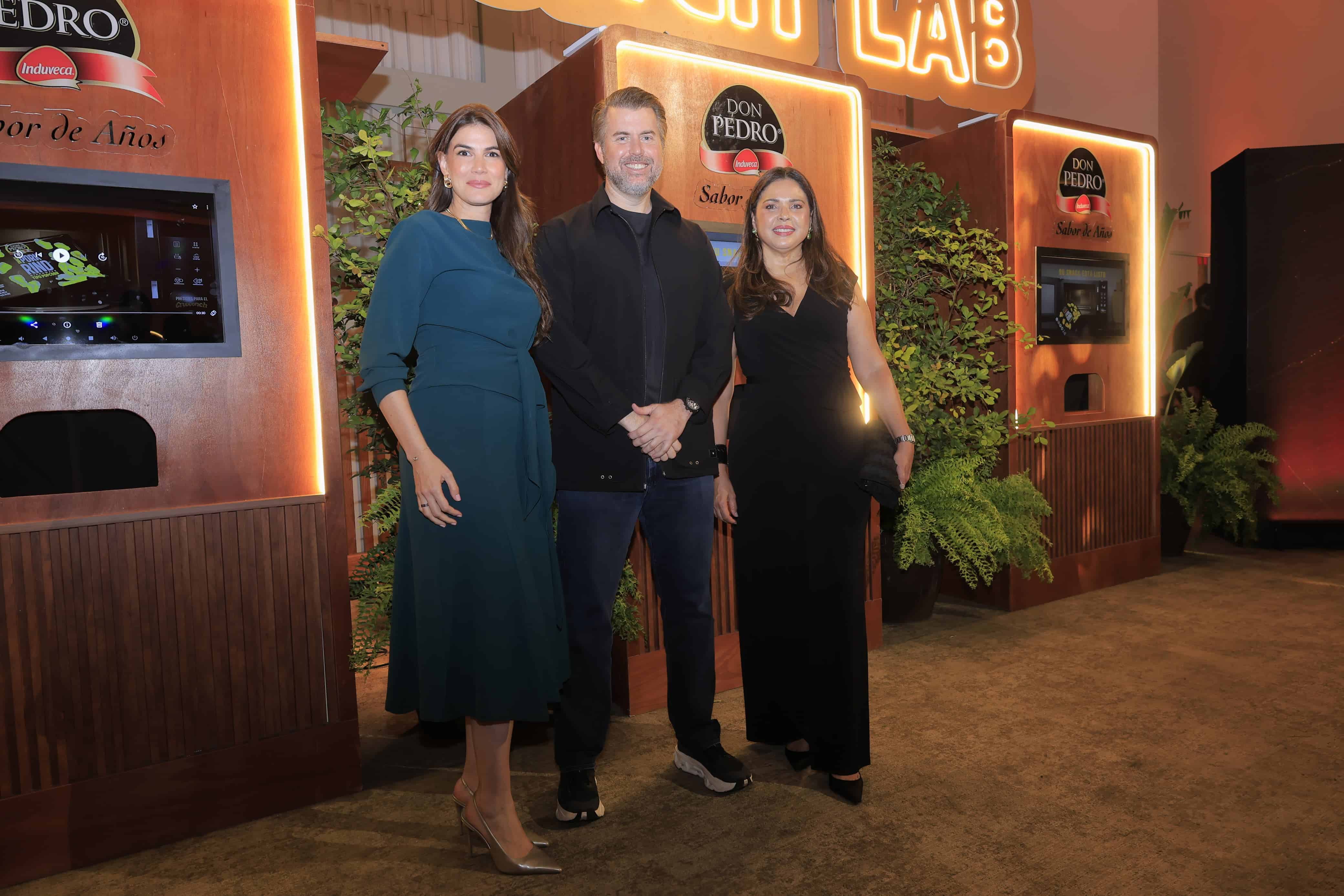 Marianne Cruz, Juan Fabian y Yvonne Patxot.