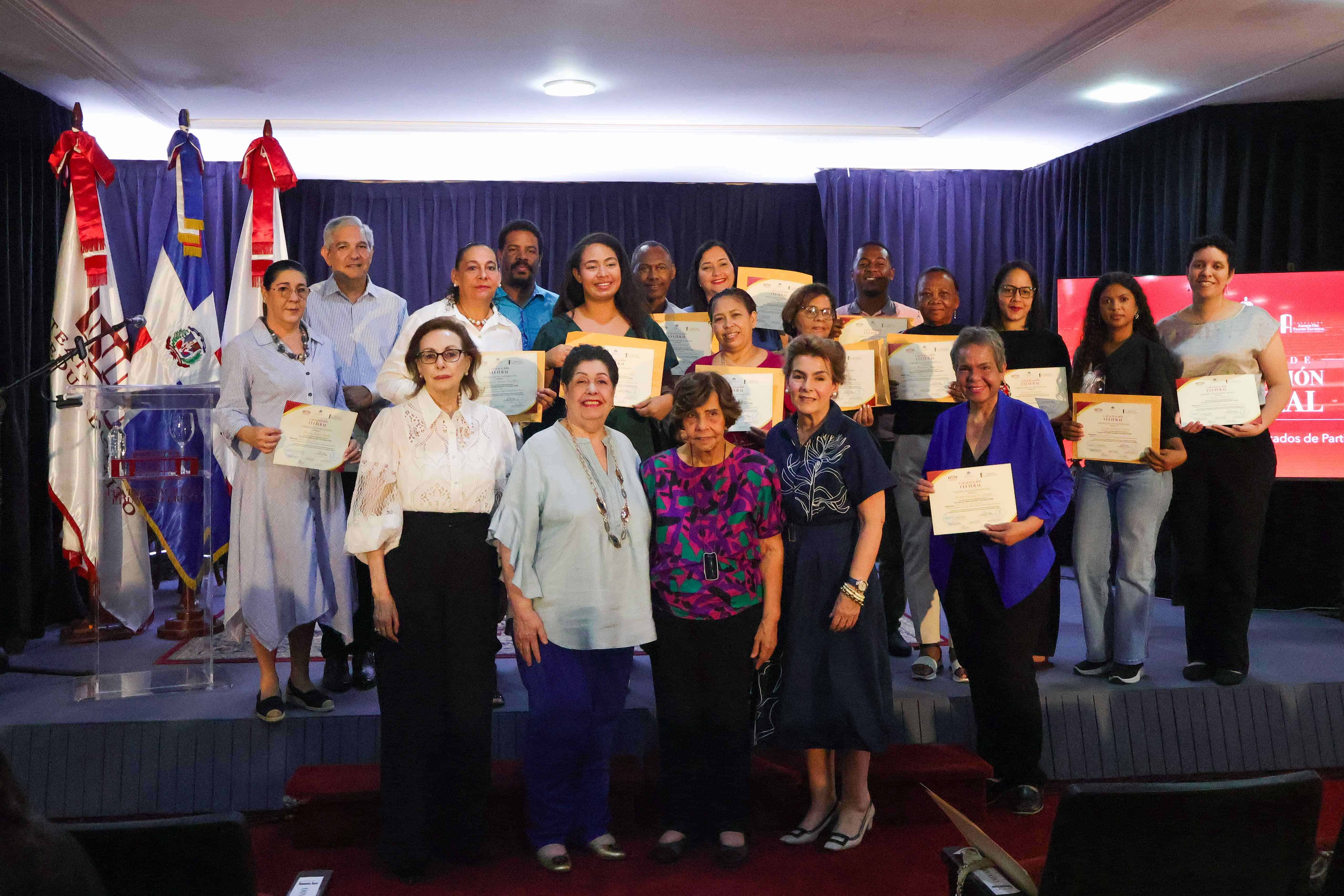 Miembros de la Fundación Amigos del Teatro Nacional y parte de los graduandos.