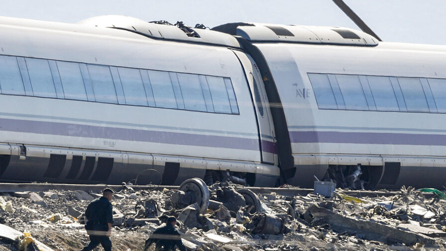 Orden errónea de reanudar la marcha habría provocado colisión entre trenes en España Orden errónea de reanudar la marcha habría provocado colisión entre trenes en España