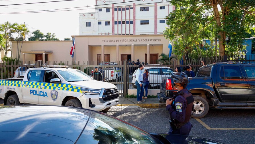 Dictan tres meses de prisi&oacute;n contra adolescente vinculado a muerte de sargento policial en Santiago