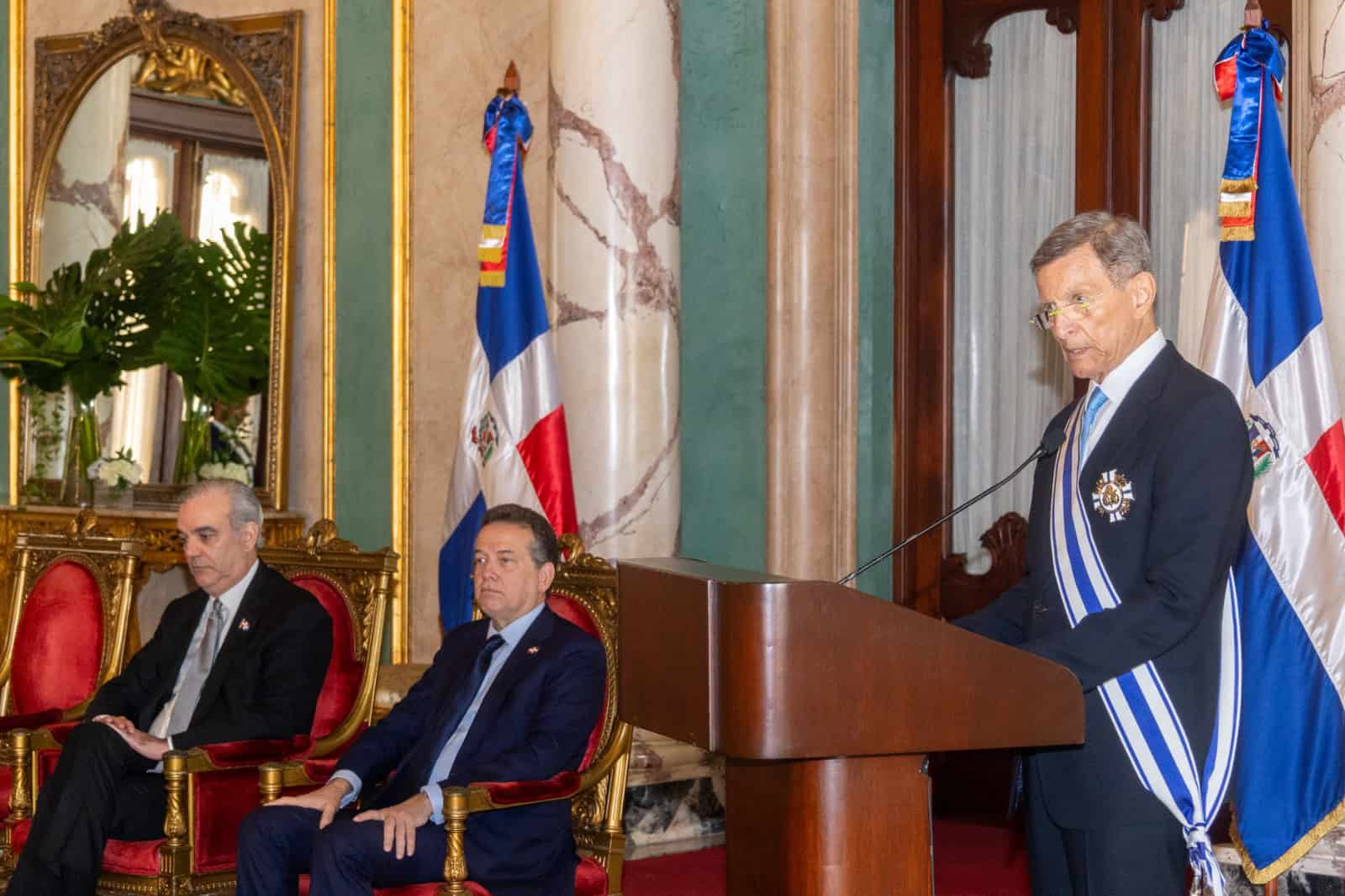 El excanciller Roberto Álvarez, con la Orden del Mérito de Duarte, Sánchez y Mella, junto al presidente Luis Abinader y el ministro de Relaciones Exteriores, Víctor «Ito» Bisonó, durante la ceremonia de condecoración celebrada en el Palacio Nacional el 28 de octubre de 2026.
