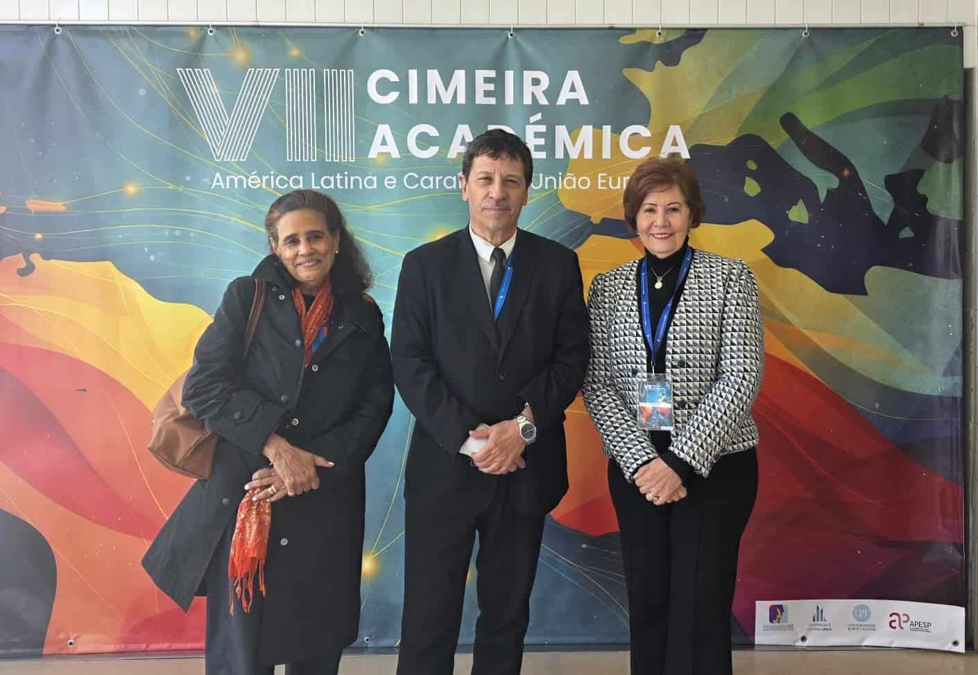 Josefina Pimentel, a la derecha, comparte con otros participantes en la VII Cumbre Académica ALC-UE en Portugal. 
