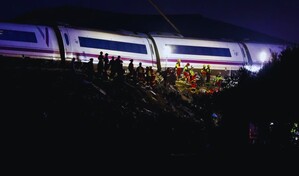 Miles de personas dedican minuto de silencio en Espa&ntilde;a a v&iacute;ctimas del accidente de tren