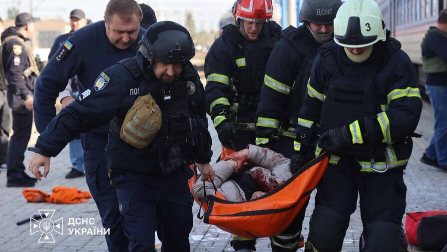Al menos 14 muertos en un ataque ruso contra una estación de tren en Ucrania Al menos 14 muertos en un ataque ruso contra una estación de tren en Ucrania