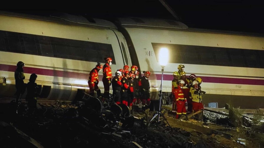 España, de luto tras la colisión de dos trenes que dejó al menos 68 muertos España, de luto tras la colisión de dos trenes que dejó al menos 68 muertos
