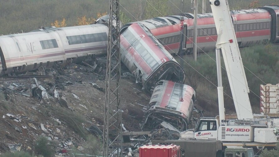 Pedro Sánchez reclama el esclarecimiento de las causas del accidente ferroviario en España Pedro Sánchez reclama el esclarecimiento de las causas del accidente ferroviario en España