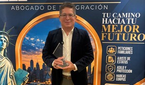 Iv&aacute;n Ruiz y su serie La familia Espejo reciben premio internacional en Miami