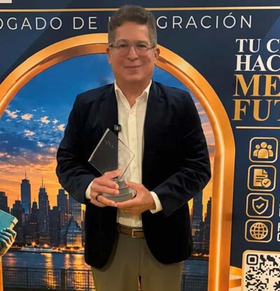 Iv&aacute;n Ruiz y su serie La familia Espejo reciben premio internacional en Miami