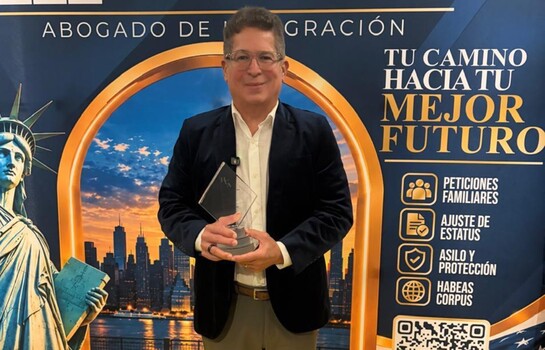 Iv&aacute;n Ruiz y su serie La familia Espejo reciben premio internacional en Miami