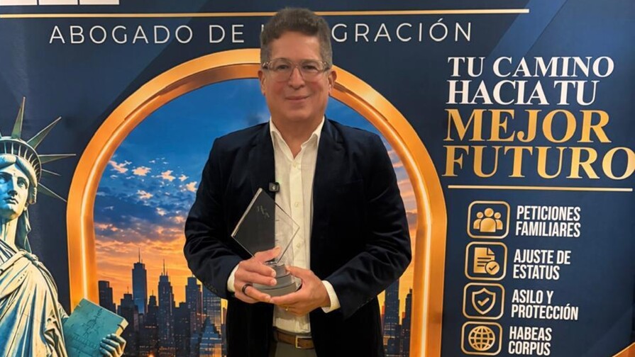 Iván Ruiz y su serie La familia Espejo reciben premio internacional en Miami Iván Ruiz y su serie La familia Espejo reciben premio internacional en Miami