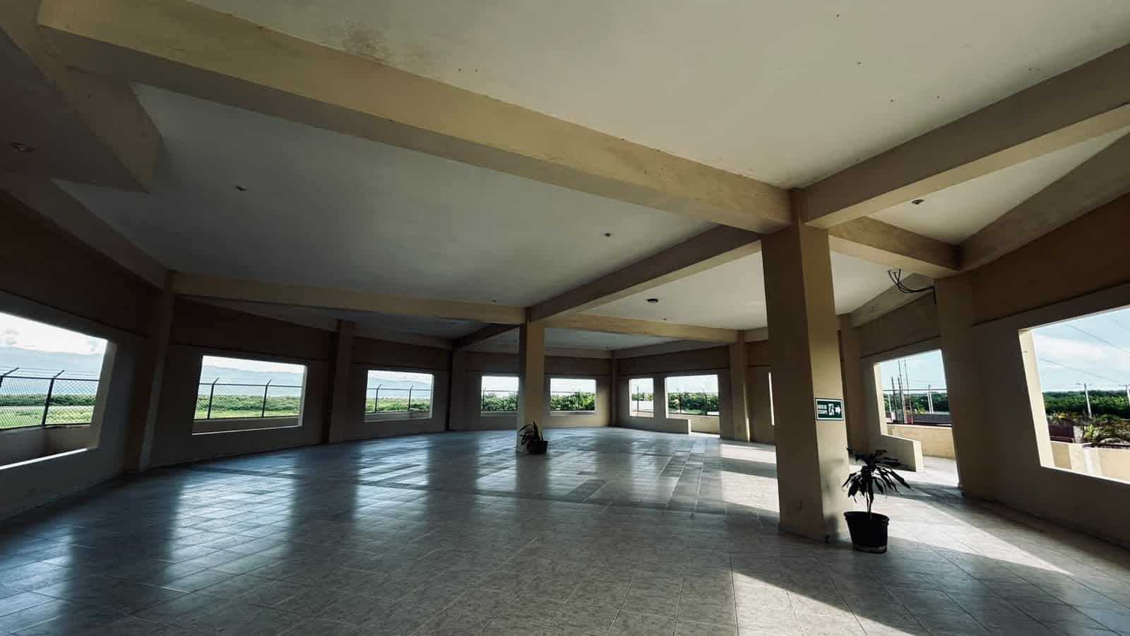 Faltan luminarias en esta área del aeropuerto de Barahona