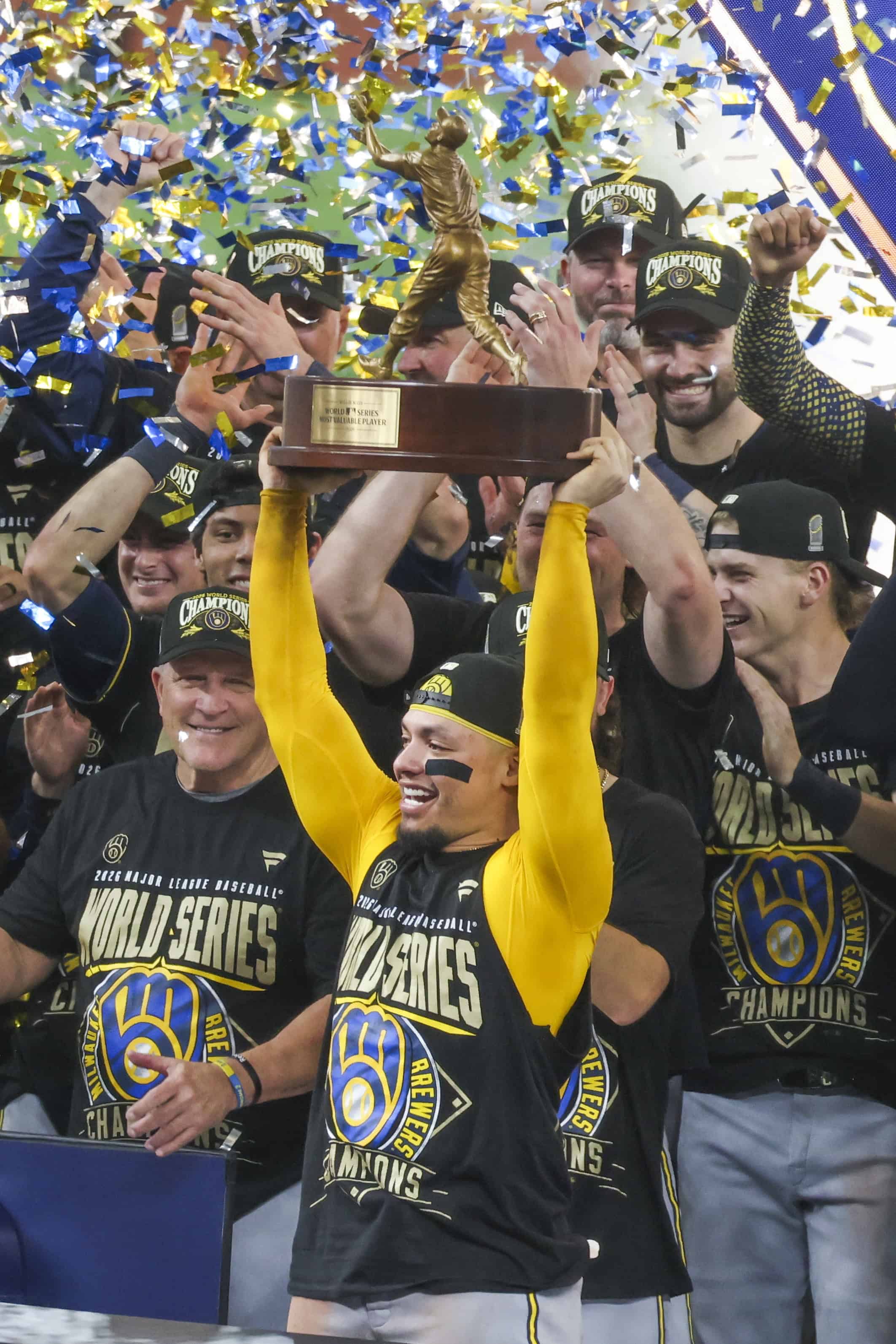 El receptor de los Milwaukee Brewers, William Contreras (C), Jugador M&aacute;s Valioso de la Serie Mundial, celebra la victoria en la Serie Mundial tras el quinto partido de la Serie Mundial de las Grandes Ligas de B&eacute;isbol (MLB) ante los Tampa Bay Rays en el Tropicana Field de San Petersburgo, Florida, EE. UU., el 28 de octubre de 2026. 