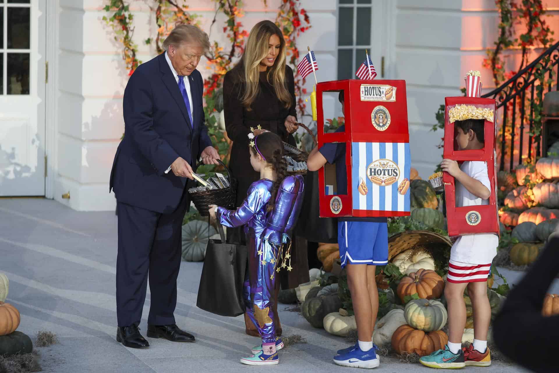 El presidente de Estados Unidos, Donald Trump, y la primera dama, Melania Trump, reparten caramelos a los ni&ntilde;os que piden dulces durante Halloween en el p&oacute;rtico sur de la Casa Blanca en Washington, D. C., EE. UU., el 29 de octubre de 2026.