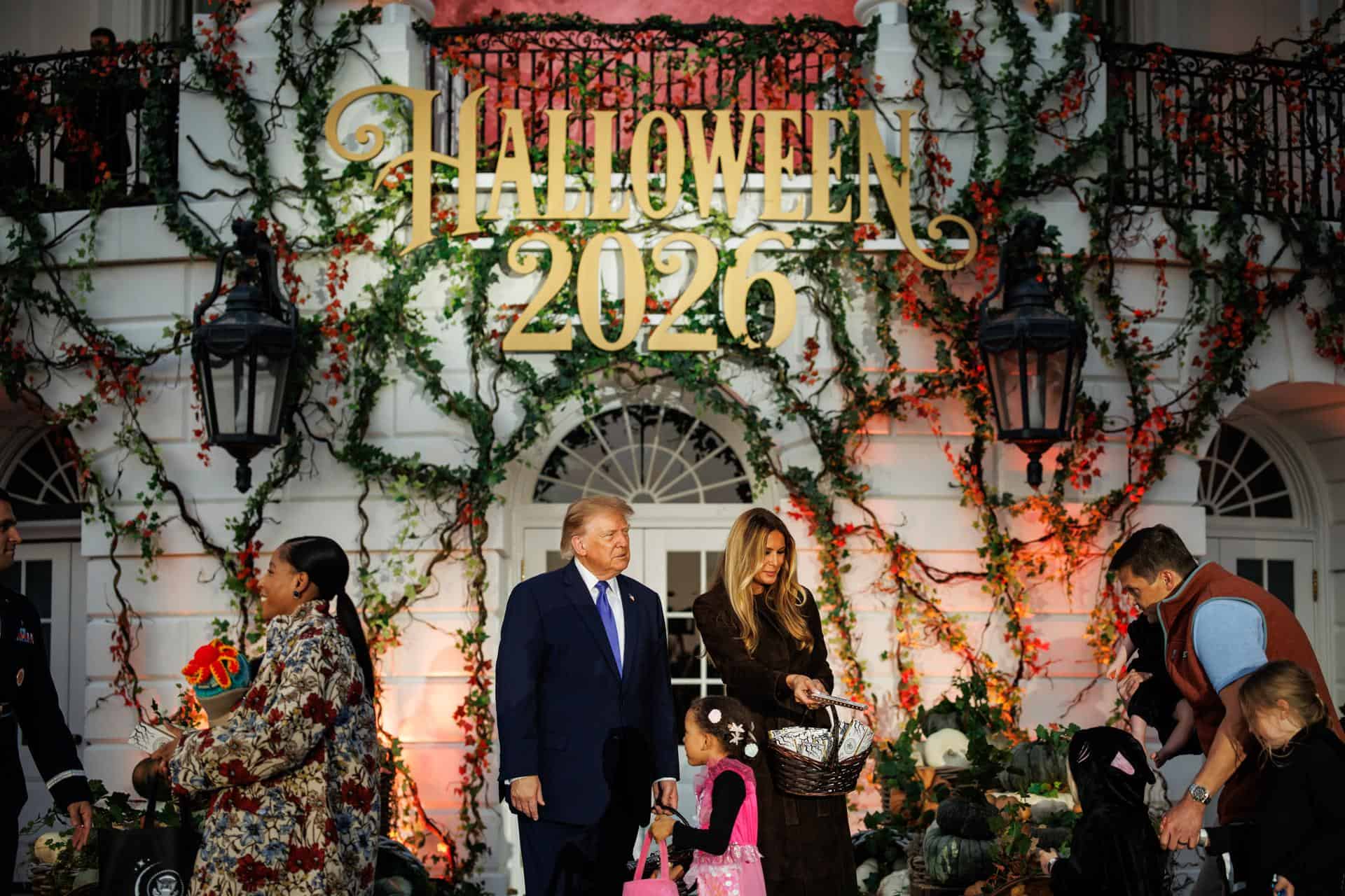 El presidente de Estados Unidos, Donald Trump, y la primera dama, Melania Trump, reparten caramelos durante el evento de Halloween en la Casa Blanca, en Washington, D.C., EE. UU., el 29 de octubre de 2026.&nbsp;